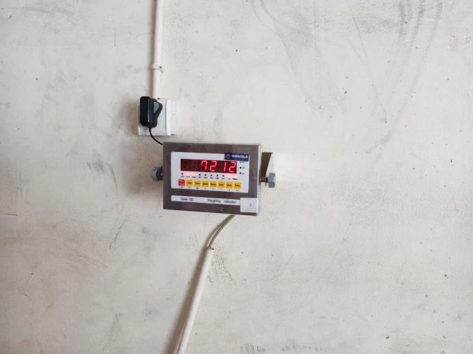 The digital indicator displays live weight readings with tare and hold functions