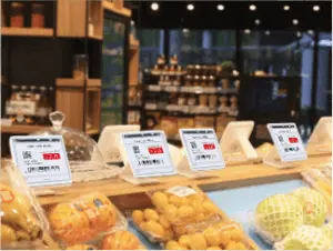 Clip-mounted ESL installed on a fruit stand in Nairobi’s busy supermarket.